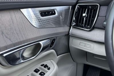 Volvo XC90 T8 AWD Plug-In Hybrid Ultra Bright
