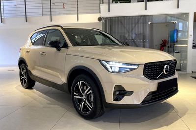 Volvo XC40 B4 Plus Dark