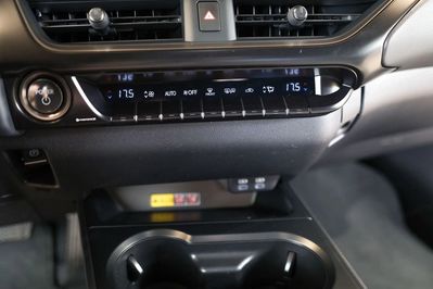 Lexus UX 300h F Sport Design