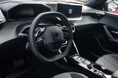 Peugeot 2008 Allure e-DCS 1.2 mHEV