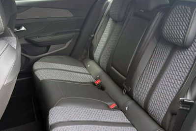 Peugeot 408 Allure S&S e-DCS6 1.2 PureTech mHEV