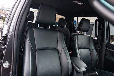 Toyota HiLux Double Cab Invincible 4x4  AT