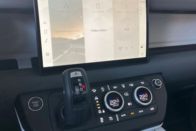 Land Rover Defender 90 D250 X-Dynamic SE