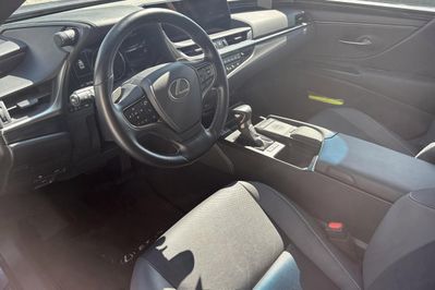 Lexus ES 300h Business Edition +
