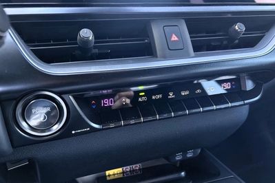 Lexus UX 300h F Sport Design