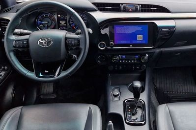 Toyota HiLux 2.8 d-4D Mhev Double Cab Invincible 4X4