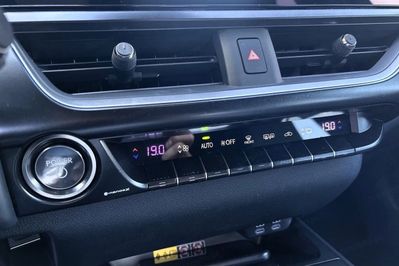Lexus UX 300h F Sport Design