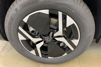 Peugeot 2008 ALLURE 1.2 mHEV e-DCS6