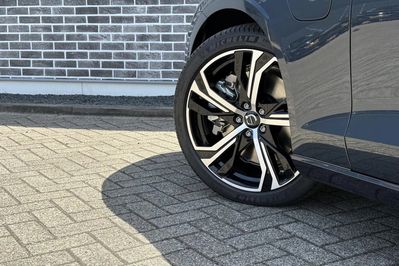 Volvo V60 T6 AWD Plug-In Hybrid Ultra Dark