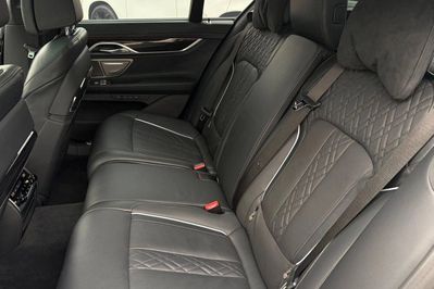 BMW Seria 7 750i xDrive M Sport