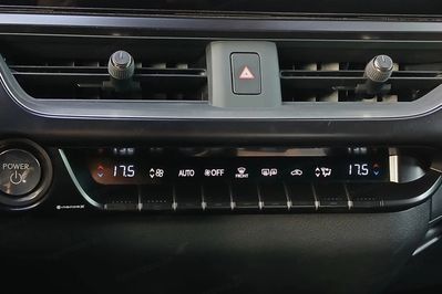 Lexus UX 300h F Sport Design