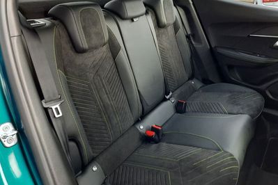 Peugeot 2008 GT Exclusive e-DCS6 1.2 PureTech mHEV