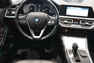 BMW Seria 3 330i Luxury Line aut