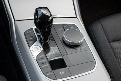 BMW Seria 3 318i Advantage aut