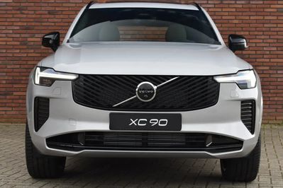 Volvo XC90 B5 AWD Ultra Dark