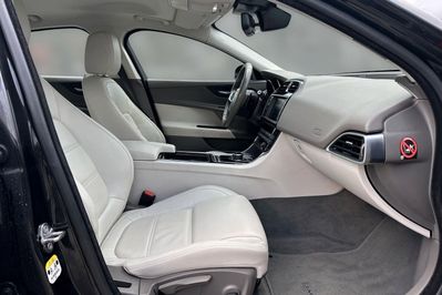 Jaguar XE D Prestige