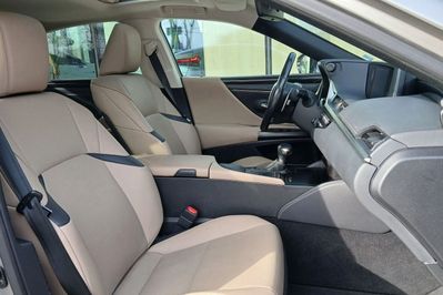 Lexus ES 300h Business Edition +