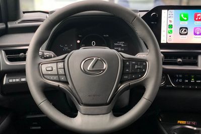 Lexus UX 300h F Sport Design