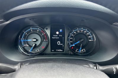 Toyota HiLux Double Cab Invincible 4x4 AT