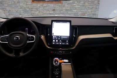 Volvo XC60 T8 Plug-In Hybrid AWD Ultra Dark