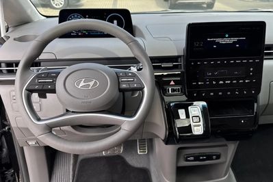 Hyundai Staria 1.6 T-GDI HEV Luxury aut