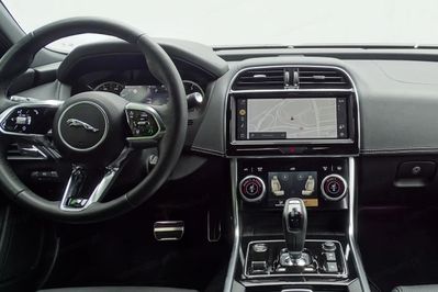 Jaguar XE 2.0 D200 AWD R-Dynamic Black