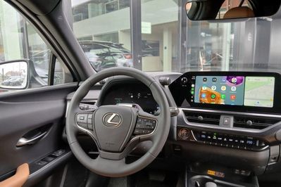 Lexus UX 300h F Sport Design