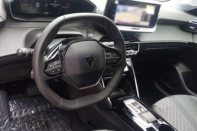 Peugeot 208 Allure e-DCS6  1.2 mHEV