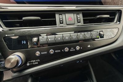 Lexus ES 300h Business Edition 2.5 E-CVT