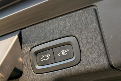 Volvo XC60 T8 Plug-In Hybrid AWD Ultimate Dark aut