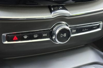 Volvo XC60 T8 Plug-in Hybrid AWD Ultra Dark