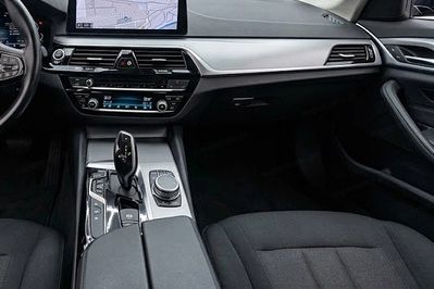 BMW Seria 5 520e sport-aut