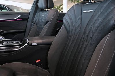 Hongqi H9 Deluxe 2.0T MHEV DSG