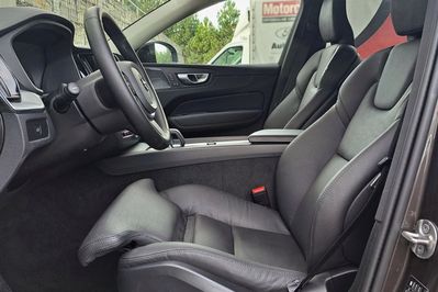 Volvo XC60 B5 B AWD Plus Dark