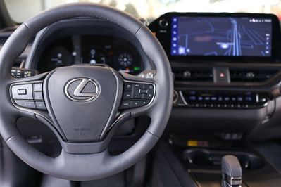 Lexus UX 300h F Sport Design