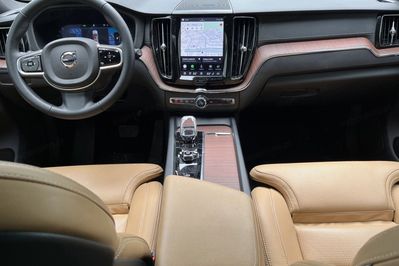 Volvo XC60 B5 B AWD Ultra Dark