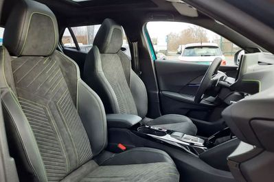 Peugeot 2008 GT Exclusive e-DCS6 1.2 PureTech mHEV