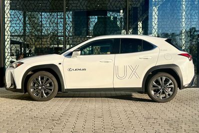 Lexus UX 300h F Sport Design