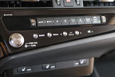 Lexus ES 300h F Sport Design