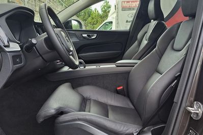 Volvo XC60 B5 B AWD Plus Dark aut
