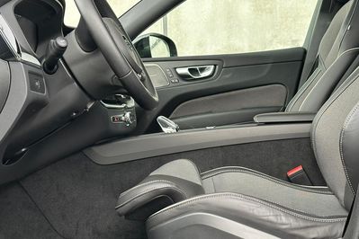 Volvo XC60 B5 B AWD Plus Black Edition aut