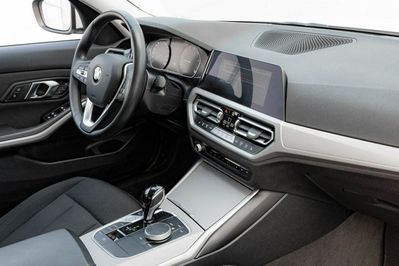 BMW Seria 3 318i Advantage aut