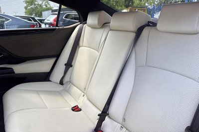 Lexus ES 300h Business Edition +