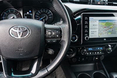 Toyota HiLux Double Cab Invincible 4x4  AT