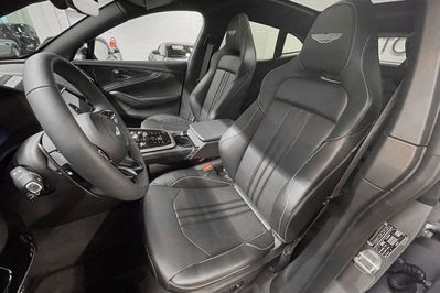 Aston Martin DBX 707
