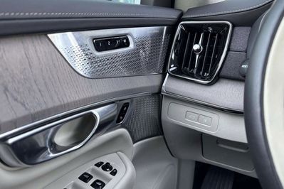 Volvo XC90 T8 AWD Plug-In Hybrid Ultra Bright