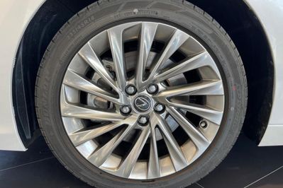 Lexus ES 300h Omotenashi