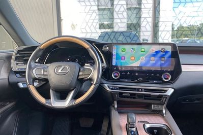 Lexus RX 450h+ Omotenashi