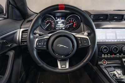 Jaguar F-Type 2.0 Turbo Chequered Flag aut