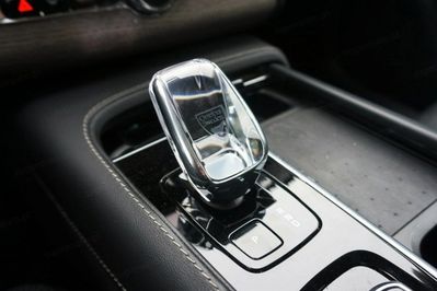 Volvo XC90 T8 AWD Plug-In Hybrid Ultimate Dark 7os aut